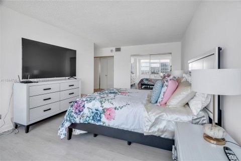 Condominio en venta en Hallandale Beach, Florida, 2 dormitorios, 121.79 m2 № 1170640 - foto 21