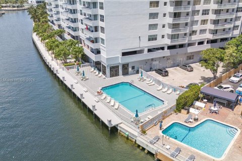 Condominio en venta en Hallandale Beach, Florida, 2 dormitorios, 121.79 m2 № 1170640 - foto 4