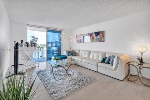 Condominio en venta en Hallandale Beach, Florida, 2 dormitorios, 121.79 m2 № 1170640 - foto 5