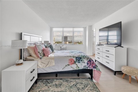 Condominio en venta en Hallandale Beach, Florida, 2 dormitorios, 121.79 m2 № 1170640 - foto 20
