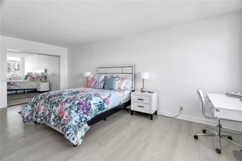 Condominio en venta en Hallandale Beach, Florida, 2 dormitorios, 121.79 m2 № 1170640 - foto 19