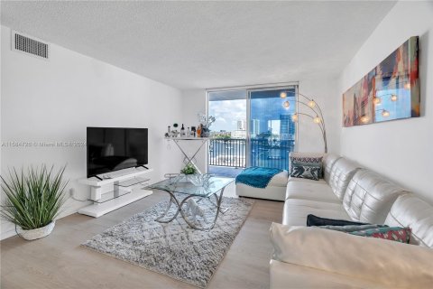 Condominio en venta en Hallandale Beach, Florida, 2 dormitorios, 121.79 m2 № 1170640 - foto 6