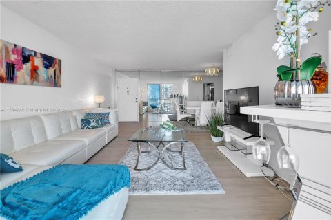 Condominio en venta en Hallandale Beach, Florida, 2 dormitorios, 121.79 m2 № 1170640 - foto 7