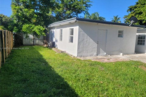 House in Hollywood, Florida 3 bedrooms, 164.81 sq.m. № 1170839 - photo 18