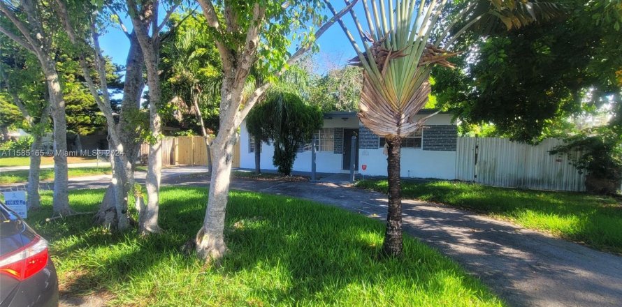 House in Hollywood, Florida 3 bedrooms, 164.81 sq.m. № 1170839