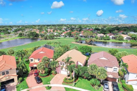 Villa ou maison à louer à Pembroke Pines, Floride: 4 chambres, 233.46 m2 № 652219 - photo 1