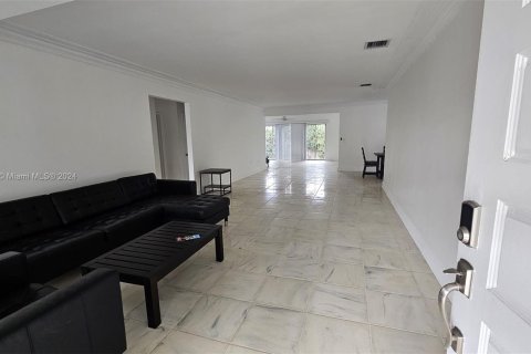 Villa ou maison à vendre à Surfside, Floride: 3 chambres, 181.16 m2 № 967819 - photo 5