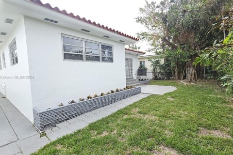 House in Surfside, Florida 3 bedrooms, 181.16 sq.m. № 967819 - photo 20