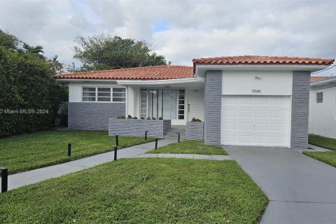 House in Surfside, Florida 3 bedrooms, 181.16 sq.m. № 967819 - photo 1