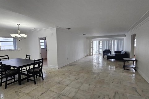 Villa ou maison à vendre à Surfside, Floride: 3 chambres, 181.16 m2 № 967819 - photo 7