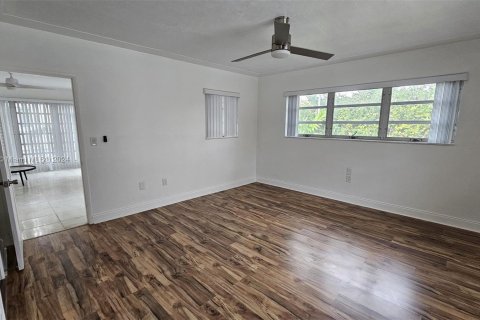Casa en venta en Surfside, Florida, 3 dormitorios, 181.16 m2 № 967819 - foto 13