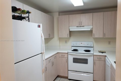 Condo in Coral Gables, Florida, 1 bedroom  № 1330074 - photo 6