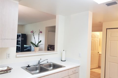 Condo in Coral Gables, Florida, 1 bedroom  № 1330074 - photo 8