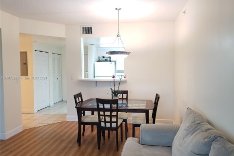 Condo in Coral Gables, Florida, 1 bedroom  № 1330074 - photo 2