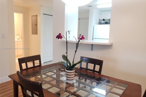 Condo in Coral Gables, Florida, 1 bedroom  № 1330074 - photo 3