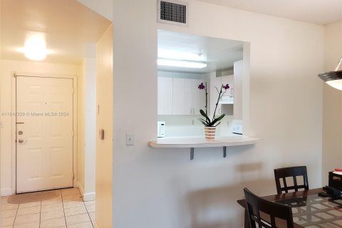 Condo in Coral Gables, Florida, 1 bedroom  № 1330074 - photo 10