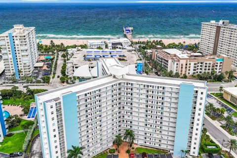 Condo in Pompano Beach, Florida, 1 bedroom  № 1330075 - photo 1