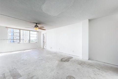 Condo in Pompano Beach, Florida, 1 bedroom  № 1330075 - photo 16