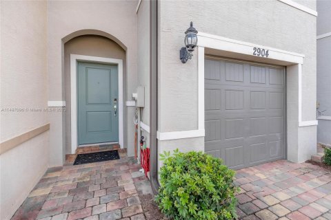 Townhouse in Palm Springs, Florida 3 bedrooms, 149.76 sq.m. № 880225 - photo 8