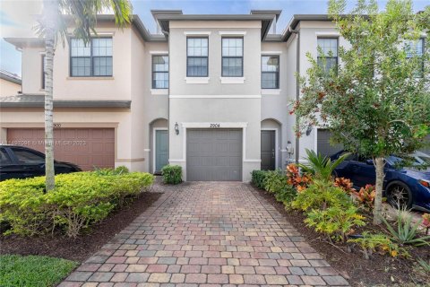 Townhouse in Palm Springs, Florida 3 bedrooms, 149.76 sq.m. № 880225 - photo 2