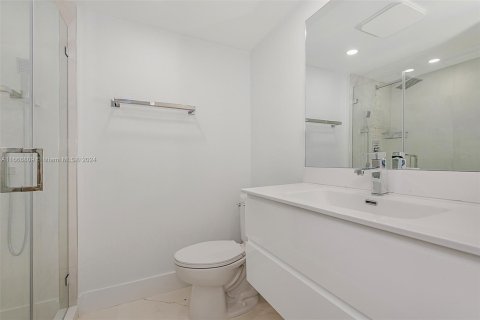 Condo in Miami Beach, Florida, 2 bedrooms  № 1385897 - photo 14