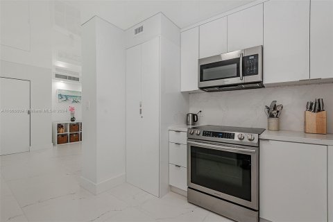 Condo in Miami Beach, Florida, 2 bedrooms  № 1385897 - photo 8