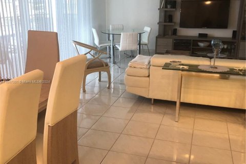 Condo in Hallandale Beach, Florida, 2 bedrooms  № 1385898 - photo 15