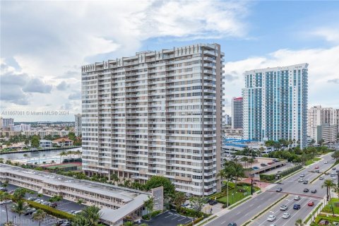 Condo in Hallandale Beach, Florida, 2 bedrooms  № 1385898 - photo 10