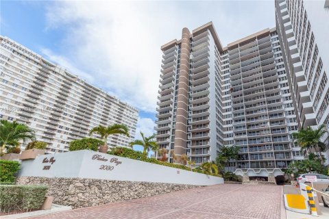 Condo in Hallandale Beach, Florida, 2 bedrooms  № 1385898 - photo 1