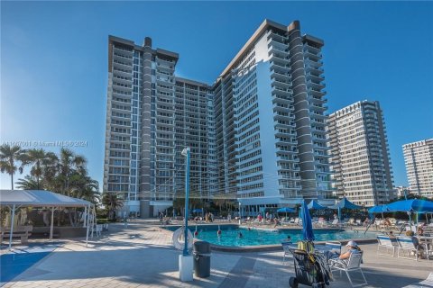 Condo in Hallandale Beach, Florida, 2 bedrooms  № 1385898 - photo 6