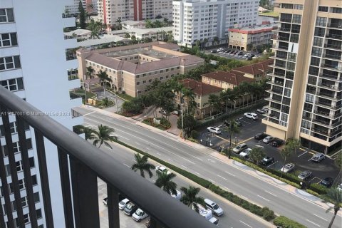 Condo in Hallandale Beach, Florida, 2 bedrooms  № 1385898 - photo 12