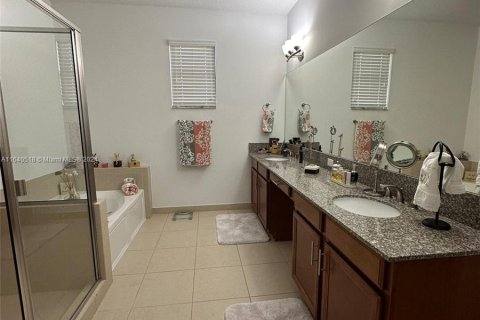 Casa en venta en Miami, Florida, 4 dormitorios № 1325274 - foto 16