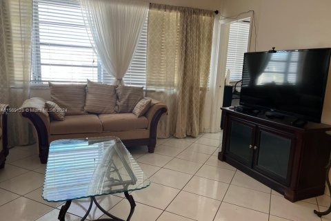 Condominio en venta en Hallandale Beach, Florida, 1 dormitorio, 71.53 m2 № 1118755 - foto 4