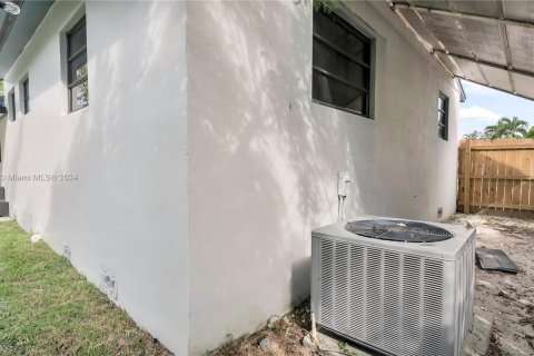 House in Fort Lauderdale, Florida 3 bedrooms, 115.2 sq.m. № 1410526 - photo 17