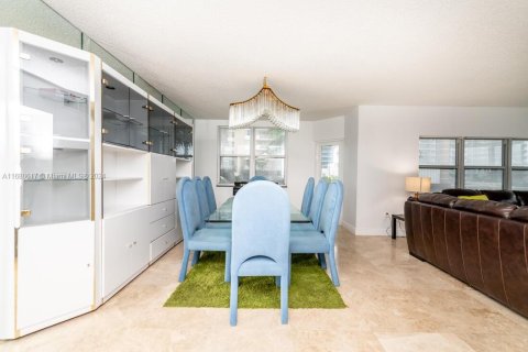 Condo in Hallandale Beach, Florida, 3 bedrooms  № 1410757 - photo 6