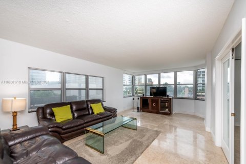 Condo in Hallandale Beach, Florida, 3 bedrooms  № 1410757 - photo 10