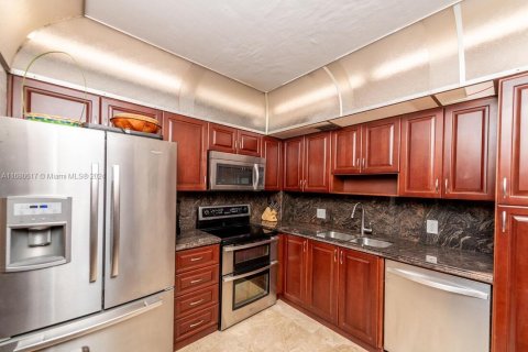 Condo in Hallandale Beach, Florida, 3 bedrooms  № 1410757 - photo 18