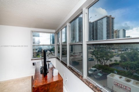 Condo in Hallandale Beach, Florida, 3 bedrooms  № 1410757 - photo 14