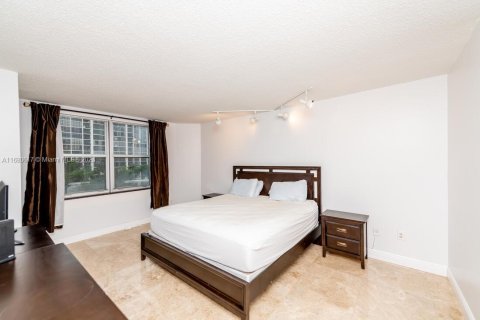 Condo in Hallandale Beach, Florida, 3 bedrooms  № 1410757 - photo 24