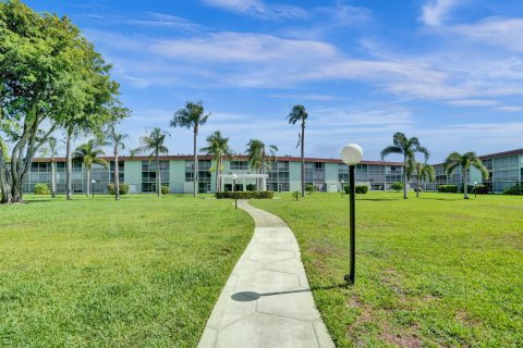 Condo in Palm Springs, Florida, 2 bedrooms  № 1186301 - photo 11