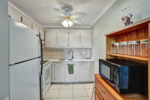 Condo in Palm Springs, Florida, 2 bedrooms  № 1186301 - photo 20