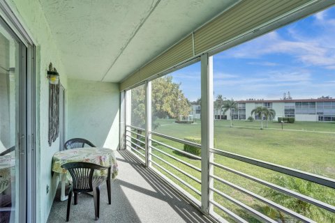 Condo in Palm Springs, Florida, 2 bedrooms  № 1186301 - photo 14