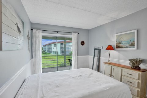 Condo in Palm Springs, Florida, 2 bedrooms  № 1186301 - photo 15