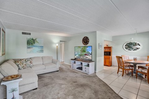 Condo in Palm Springs, Florida, 2 bedrooms  № 1186301 - photo 24