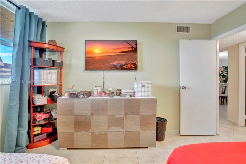 Condo in Lauderhill, Florida, 2 bedrooms  № 1145284 - photo 12