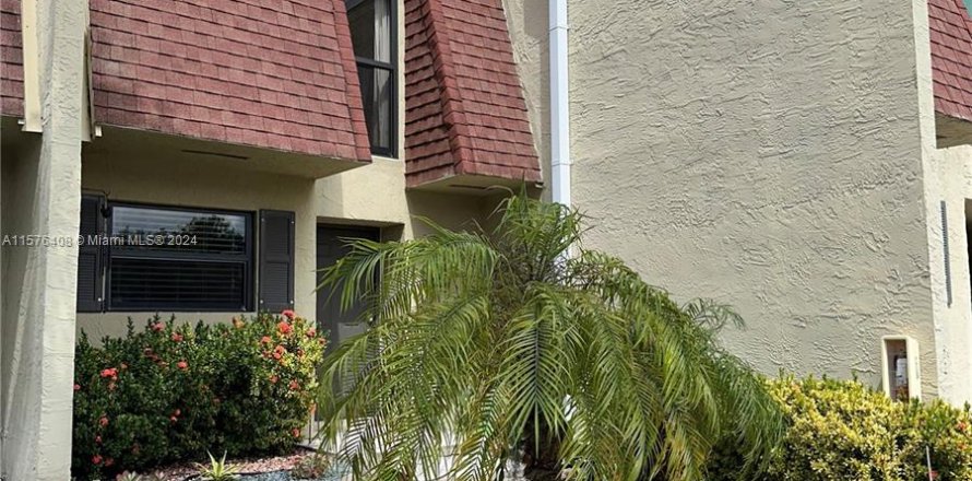 Townhouse in Pembroke Pines, Florida 2 bedrooms, 96.62 sq.m. № 1145331