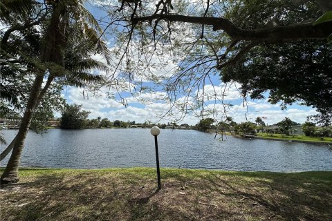 Townhouse in Pembroke Pines, Florida 2 bedrooms, 96.62 sq.m. № 1145331 - photo 4