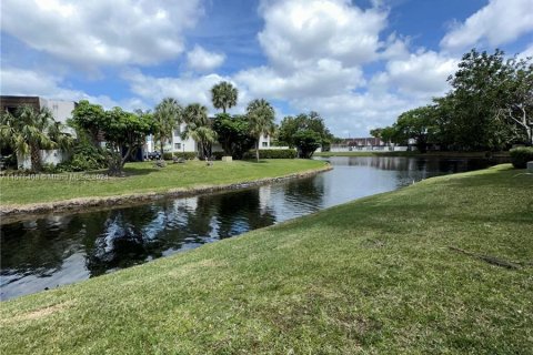 Townhouse in Pembroke Pines, Florida 2 bedrooms, 96.62 sq.m. № 1145331 - photo 3