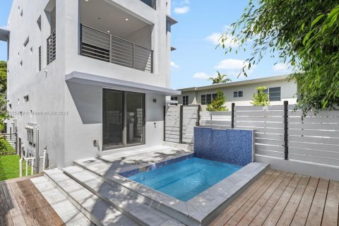 Casa en venta en Miami Beach, Florida, 9 dormitorios № 1353782 - foto 3