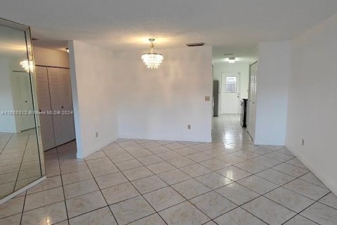 Townhouse in Miami Gardens, Florida 3 bedrooms, 104.05 sq.m. № 1353831 - photo 1